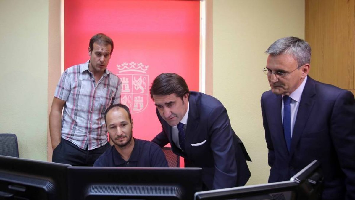 El consejero de Fomento y Medio Ambiente, Juan Carlos Suárez-Quiñones, presenta el balance semestral del Servicio de Emergencias 112 acompañado del director general de la Agencia de Protección Civil José Luis Ventosa. En la imagen, el consejero conversa c-Ical