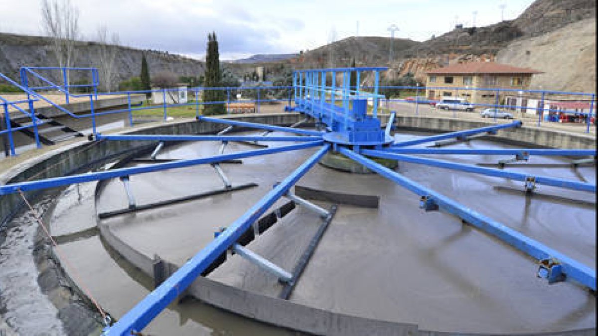 La actual depuradora de aguas de la capital. / ÁLVARO MARTÍNEZ-