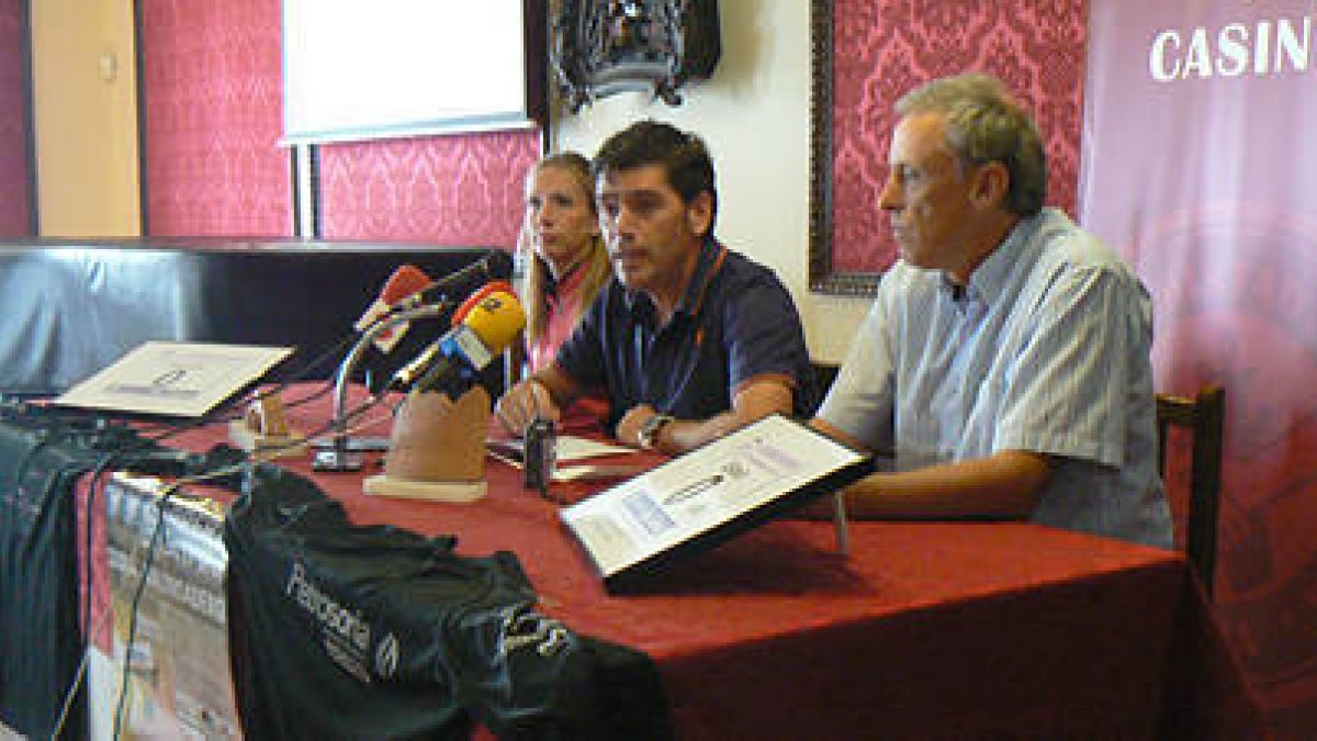 El presidente del Club Atletismo Puente del Canto, Luis Oliver, flanqueado por Estela Navascués y Enrique Ontoria. / J. A. U.-