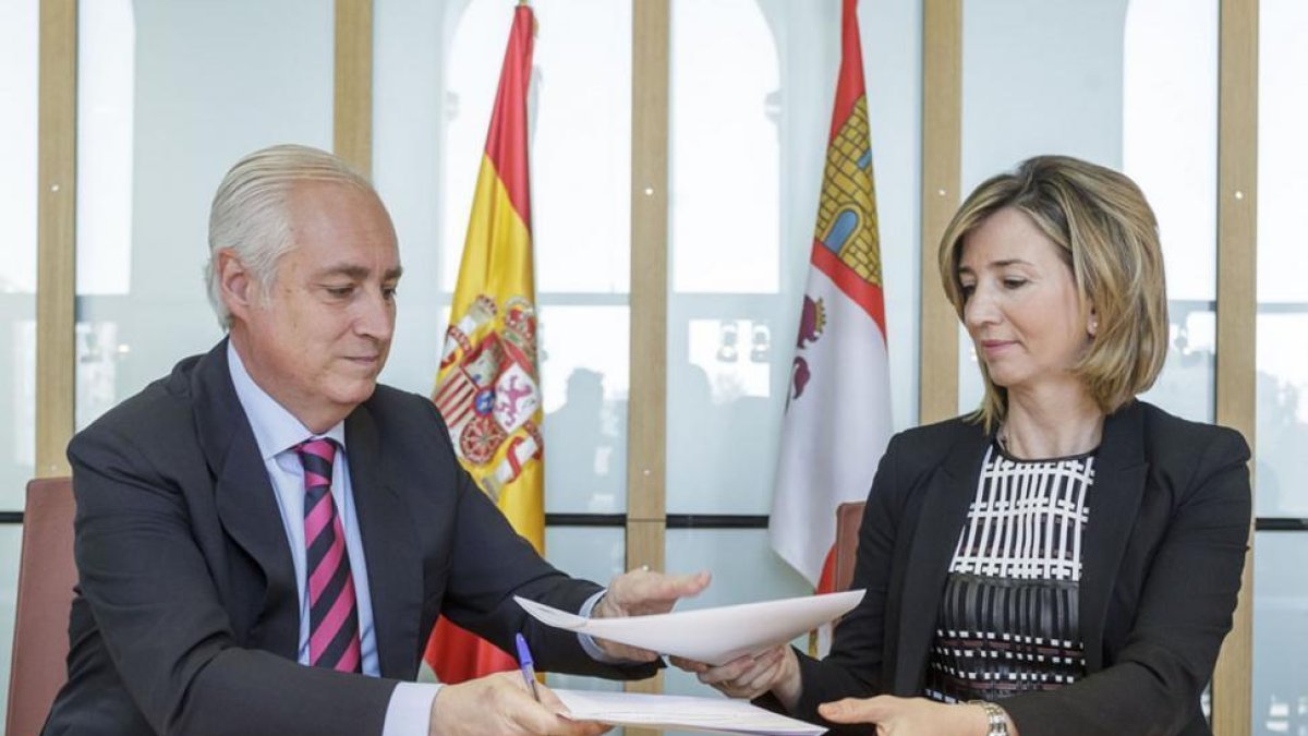 José Luis Concepción y Alicia García durante la firma del acuerdo.-SANTI OTERO