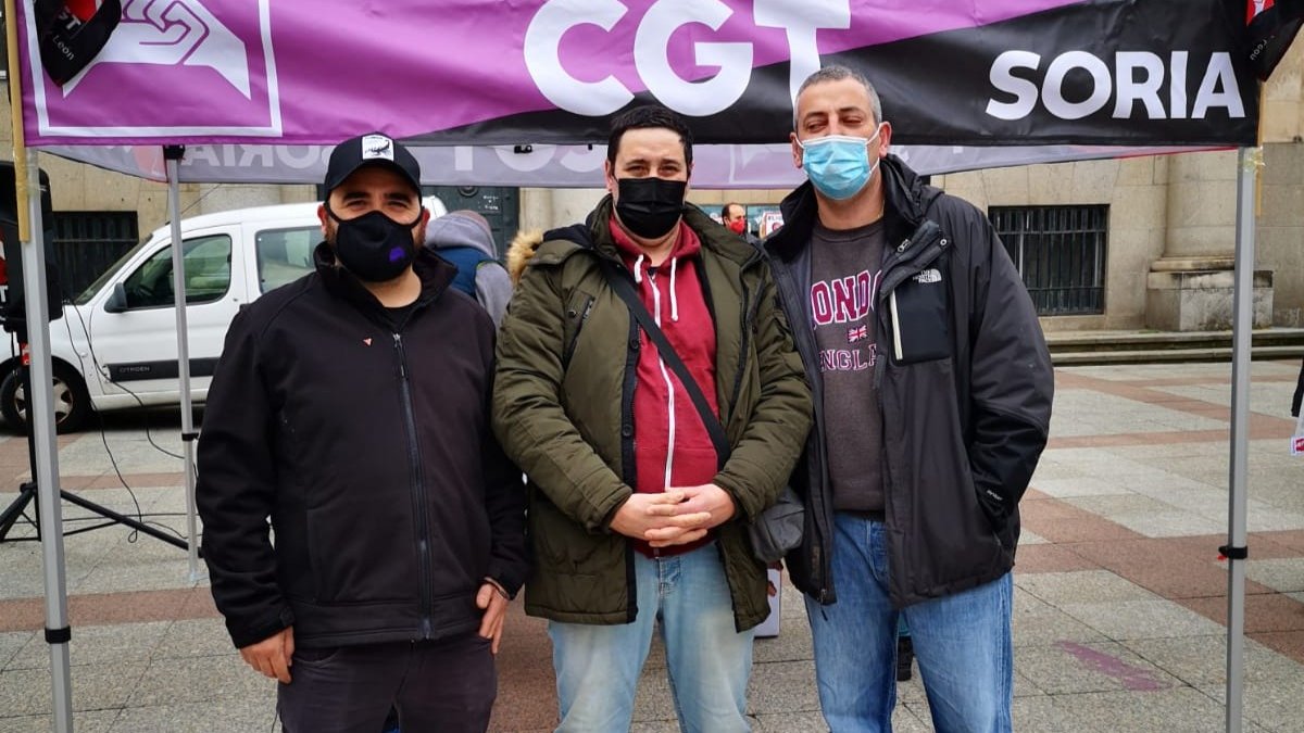 Eduardo Gallego, en el centro, junto con otros dos miembros de la CGT.-HDS