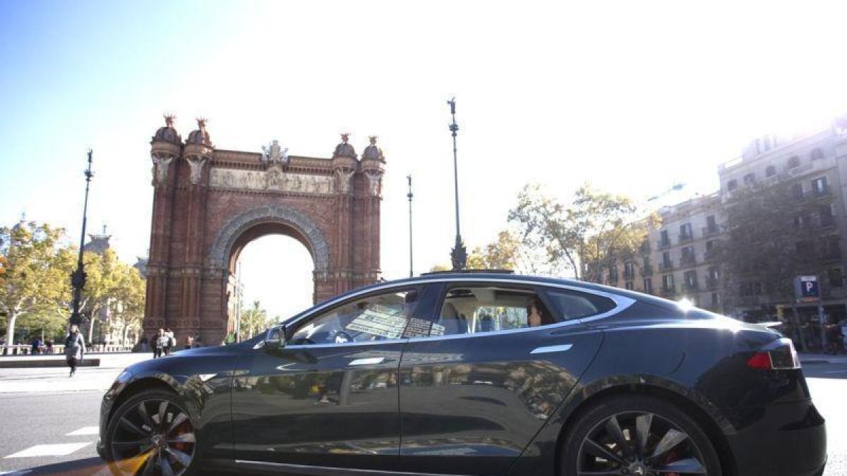 Un coche de Cabify en Barcelona.-EL PERIÓDICO