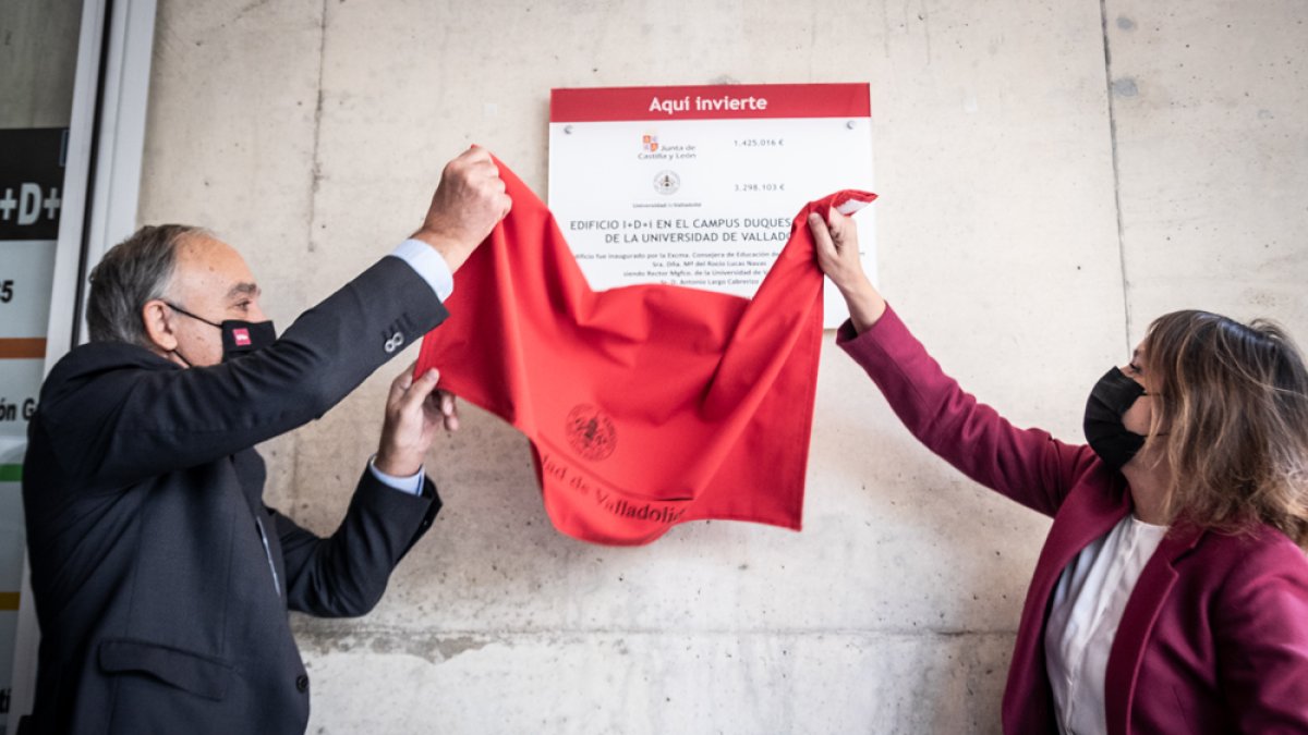 Antonio Largo y Rocío Lucas descubren la placa conmemorativa en el Campus.-Gonzalo Monteseguro
