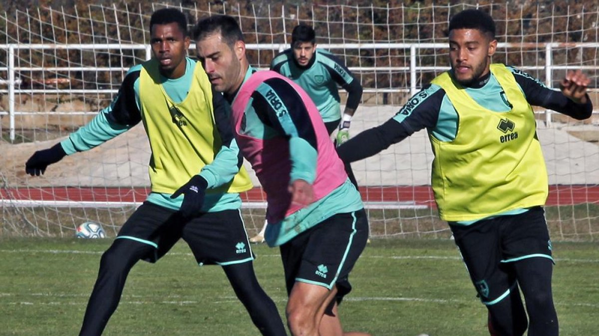 Néstor Albiach intenta salir de la marca de Otegui en uno de los entrenamientos de la presente semana.-MARIO TEJEDOR