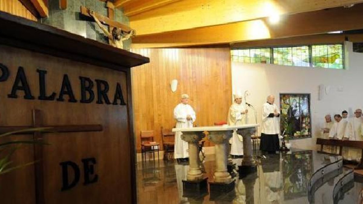Los fieles continúan arropando a la Iglesia católica en tiempos de crisis. / VALENTÍN GUISANDE-