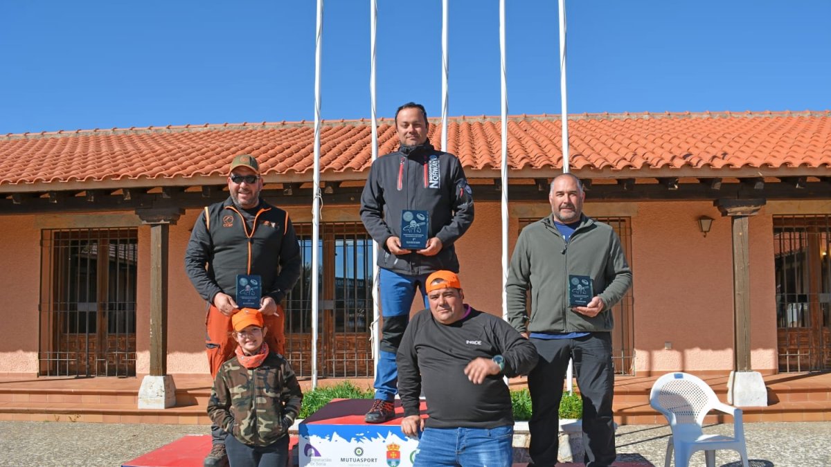 Los mejores clasificados con Fernando Arribas en lo más alto del podio como campeón provincial. HDS