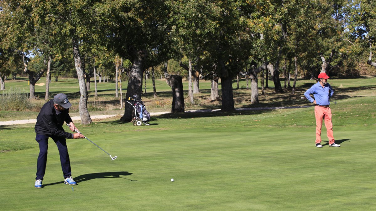 Plena actividad en el Campo de Golf de Pedrajas durante este verano. MARIO TEJEDOR