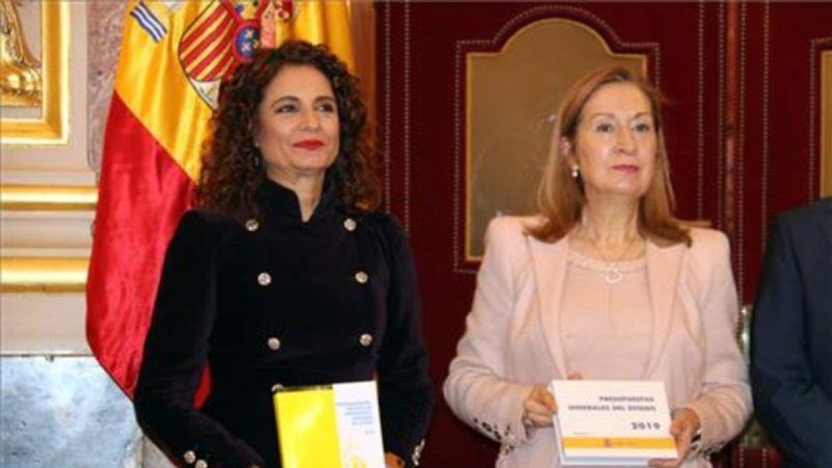 María Jesús Montero y Ana Pastor con los presupuestos de 2019.-TÀNIA TÀPIA (ACN)