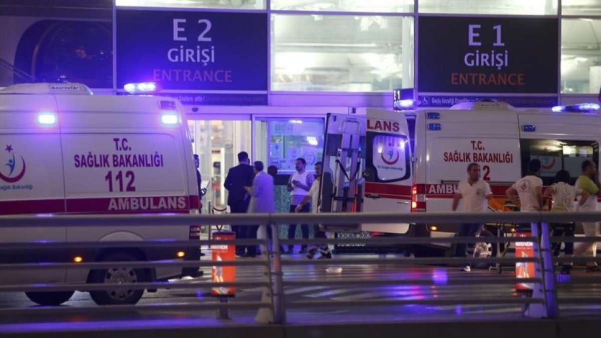 Ambulancias en la entrada del Aeropuerto de Estambul.-REUTERS