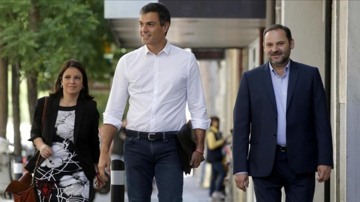 Pedro Sánchez, junto a Adriana Lastra y José Luis Ábalos, este miércoles a su llegada a la sede del PSOE.-JOSE LUIS ROCA