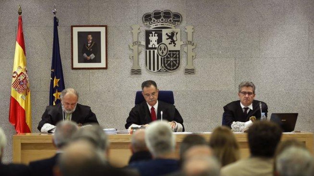 Los magistrados José Ricardo de Prada (derecha) y Julio de Diego (izquierda) durante el primer macrojuico.-EFE