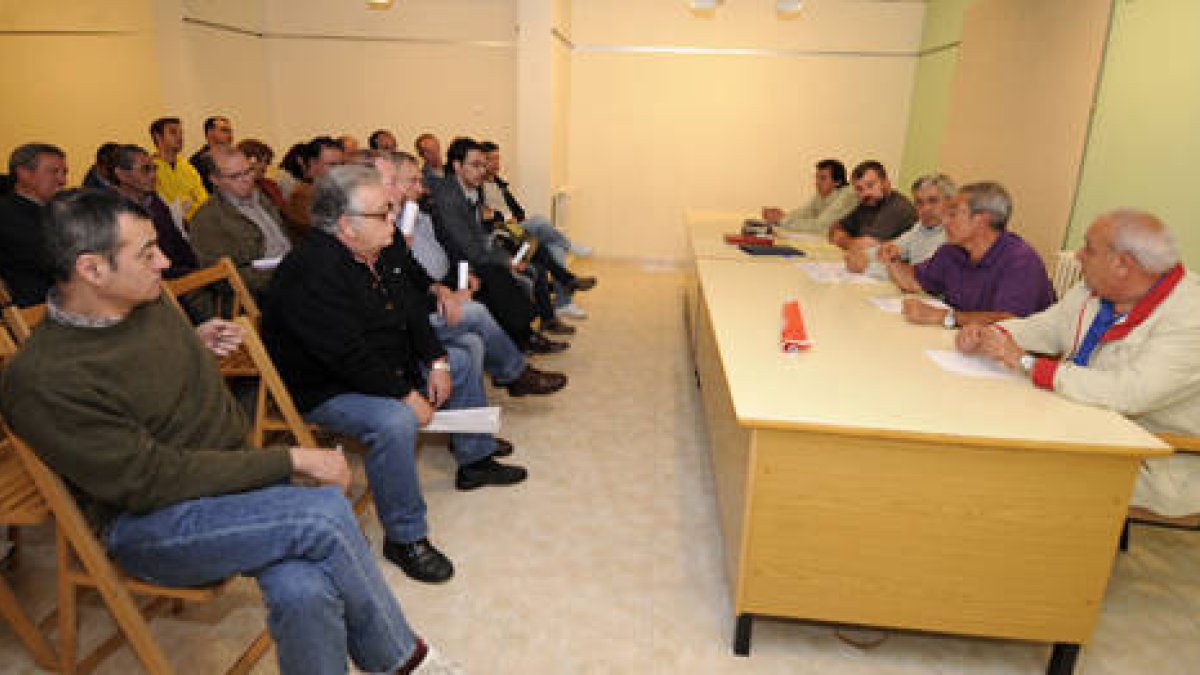 Encuentro con los alcaldes de Pinares antes del verano. / V. G. -