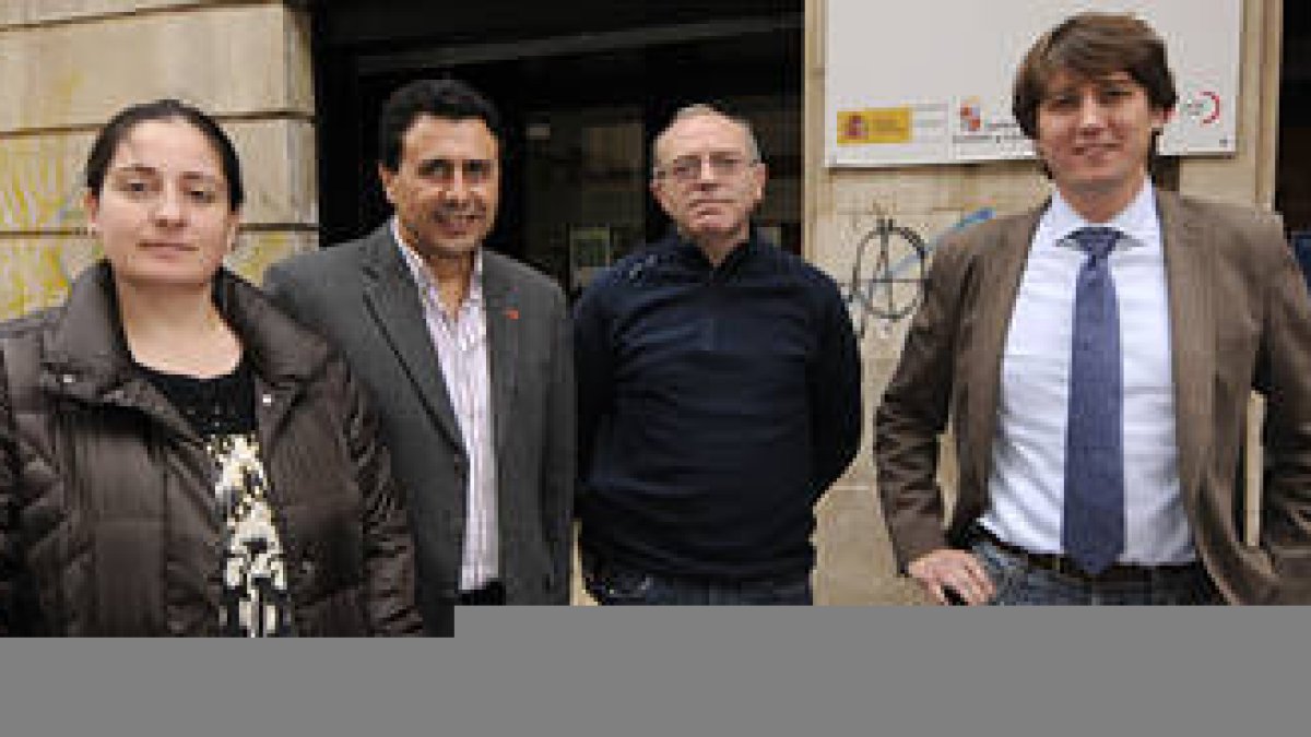 Reunión del comité de empresa de Puertas Norma en el PSOE. / V. G. -