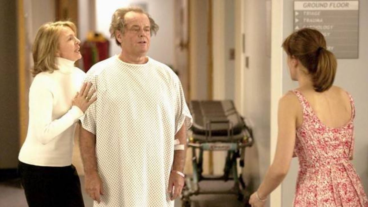 Jack Nicholson, entre Diane Keaton y Amanda Peet, de espaldas, en una escena de 'Cuando menos te lo esperas'.-