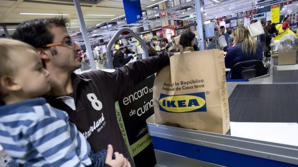Un cliente de Ikea, en una imagen de archivo.-ARNAU BACH