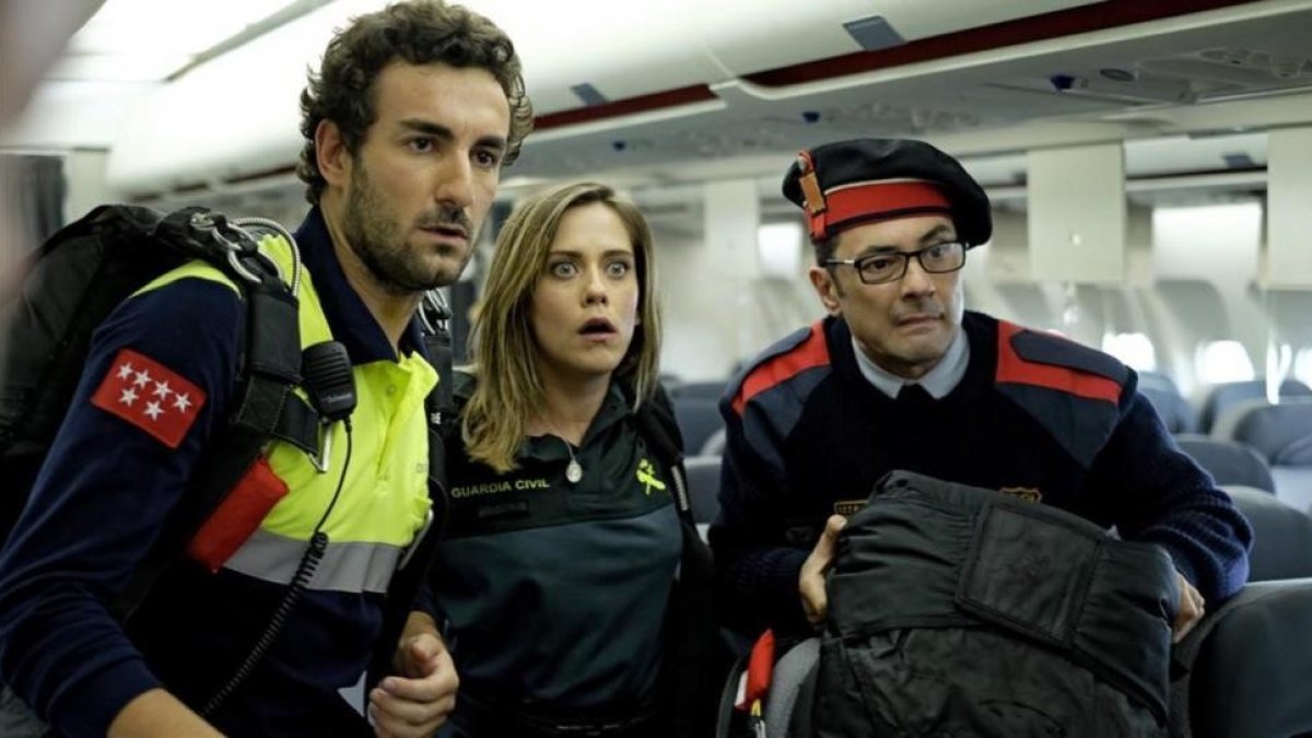 María León, entre Miki Esparbé y Jordi Sànchez, en un fotograma de 'Cuerpo de élite'.-