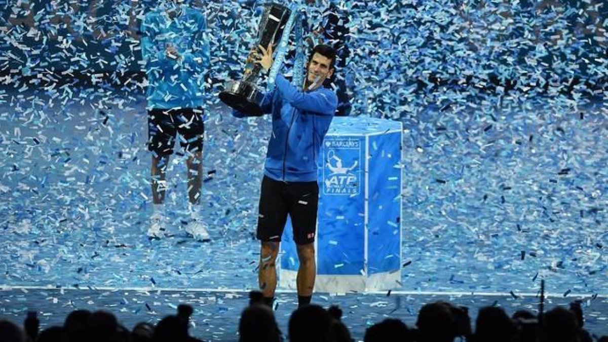 Djokovic recibe el trofeo de maestros rodeado de confeti.-REUTERS / TONY O'BRIEN LIVEPIC