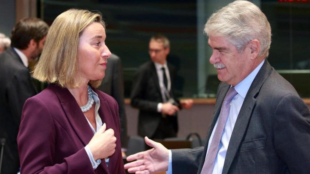 El ministro de Asuntos Exteriores, Alfonso Dastis, conversa con la jefa de la diplomacia europea, Federica Mogherini.-/ EFE / OLIVIER HOSLET/EFE
