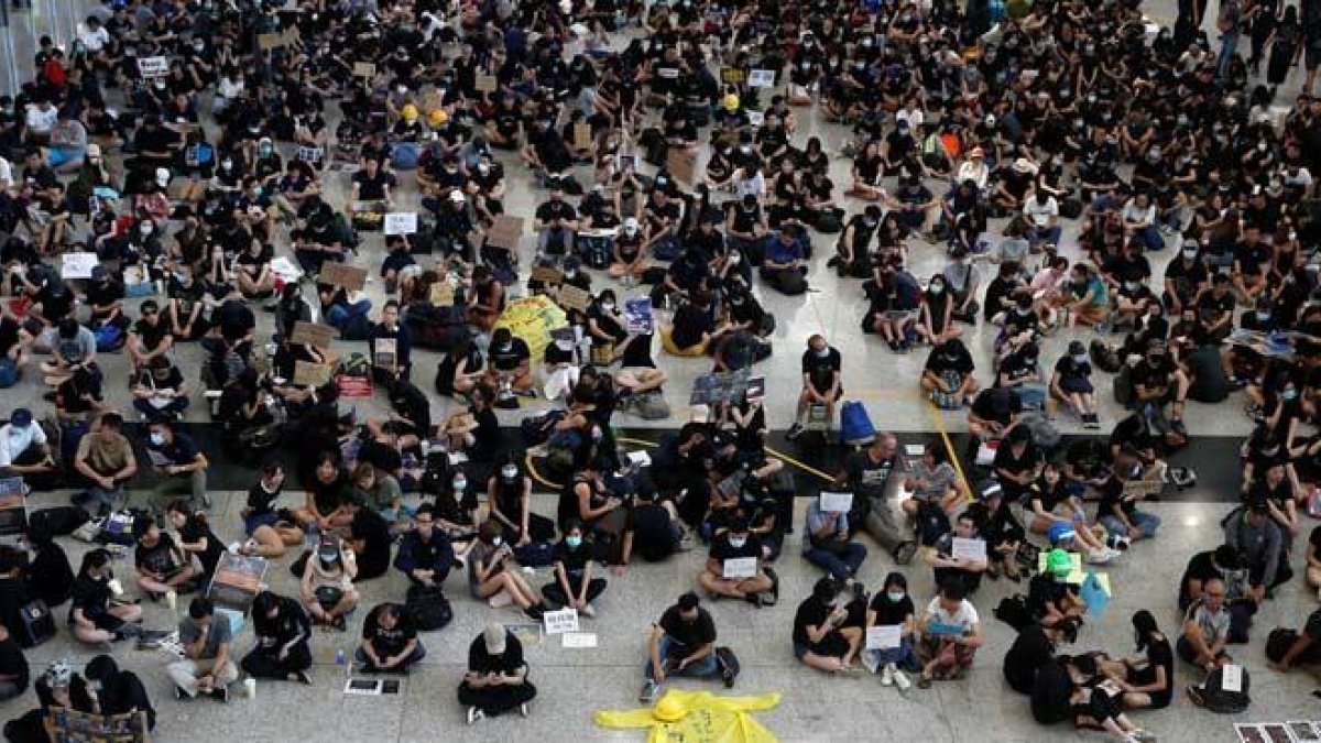 Cientos de personas ocupan el Aeropuerto de Hong Kong.-EFE