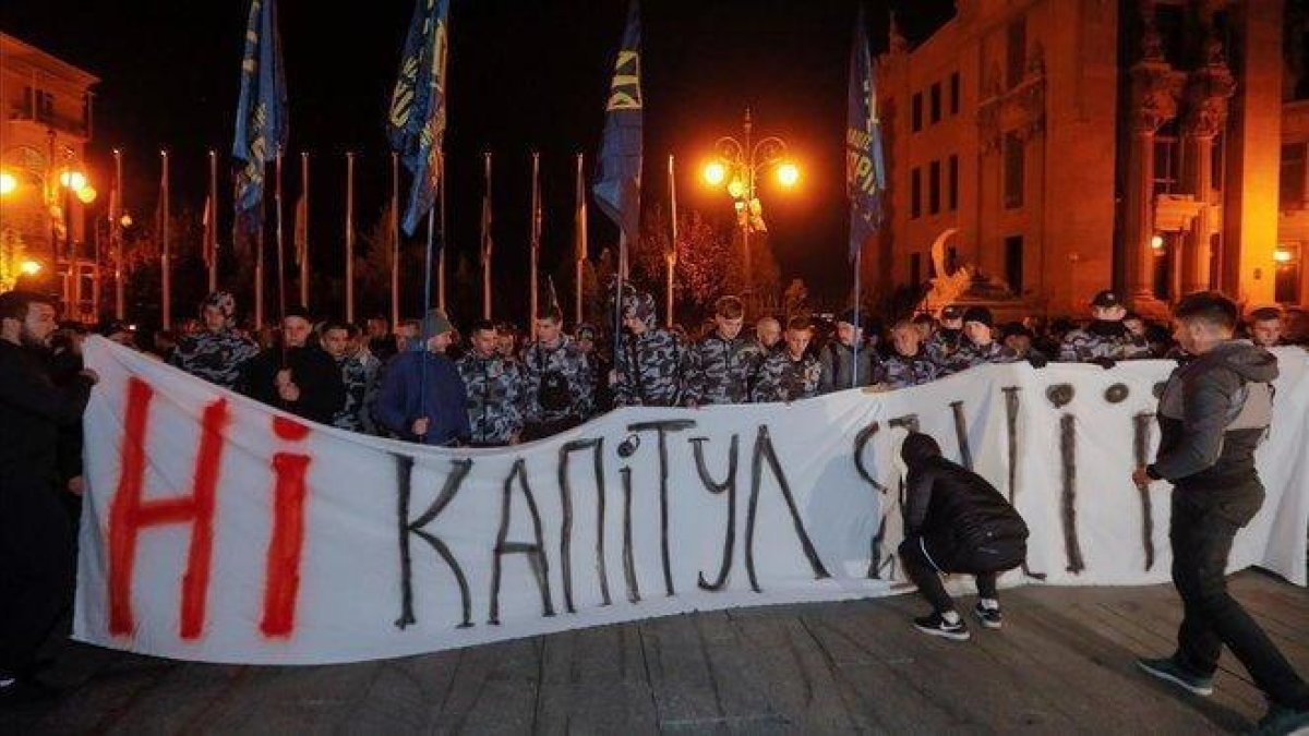 Nacionalistas ucranianos protestan contra la firma del acuerdo de Moscú y Kiev sobre el Donbás, este martes.-SEGEY DOLZHENKO (EFE)