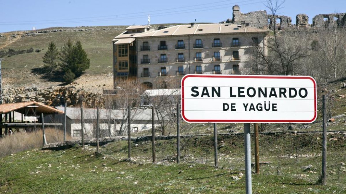 Cartel de acceso a San Leonardo.-DIEGO MAYOR