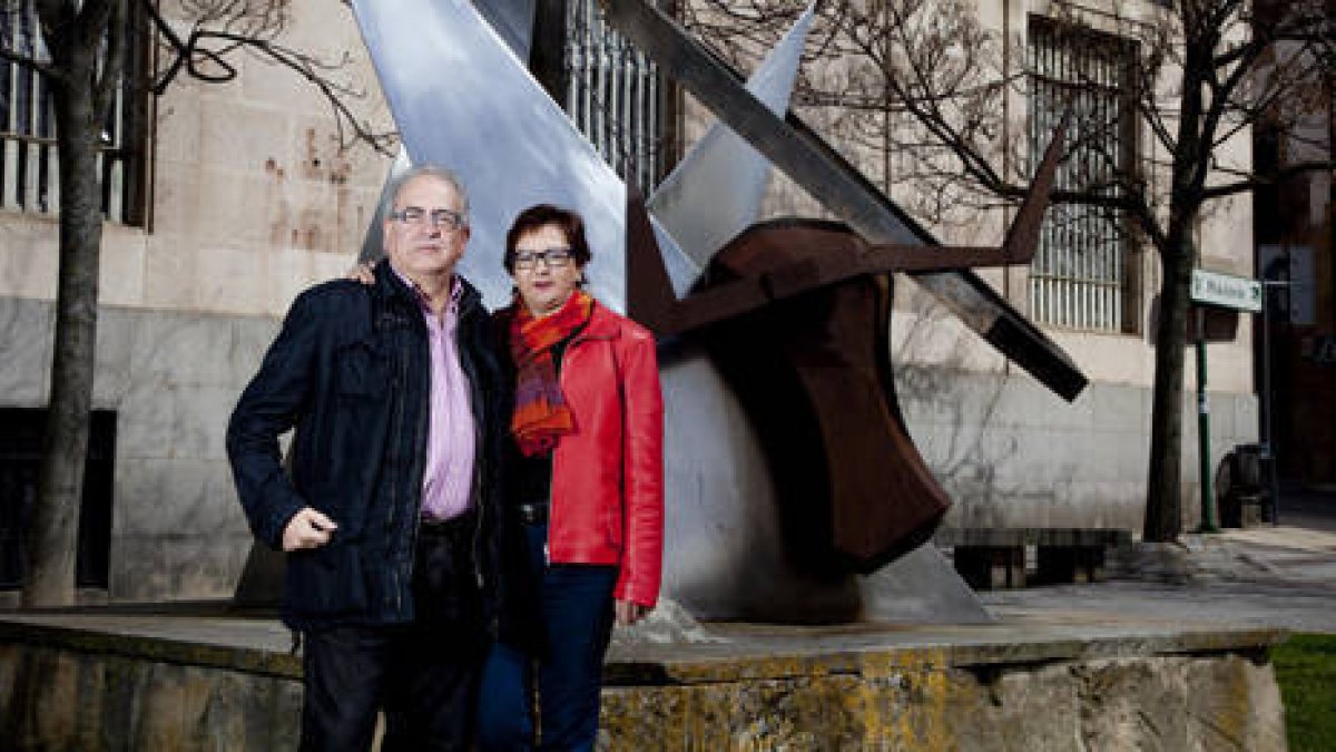 Modesto Fernández Córdoba y Dolores Alfonso de Miguel, jurados de la cuadrilla de El Rosel y San Blas, en el monumento a los jurados en la plaza del Olivo. / DIEGO MAYOR-