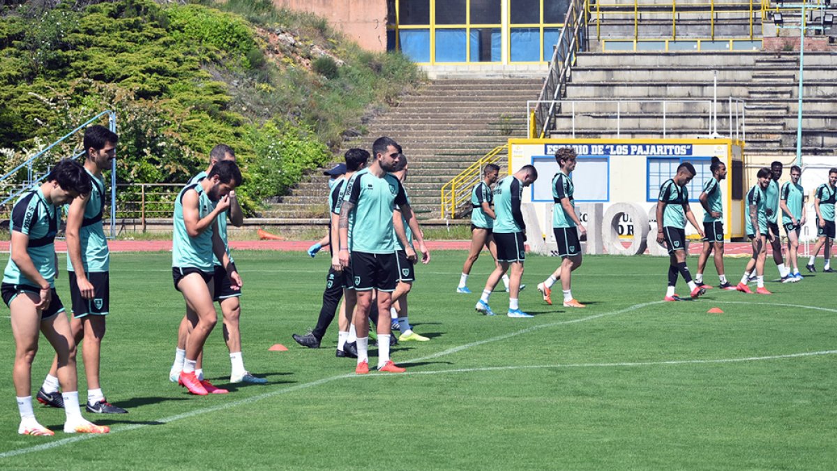 Primer entrenamiento con todos los jugadores juntos del Numancia ayer en Los Pajaritos. HDS