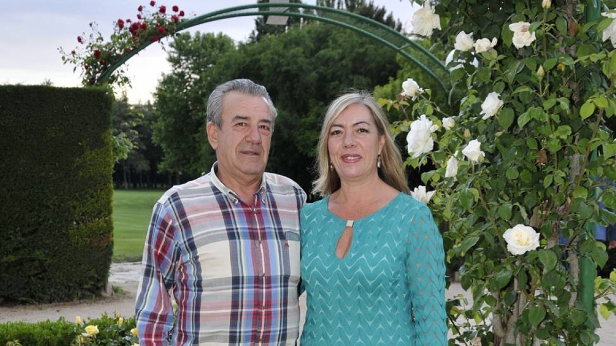 Jesús Ángel y Carmen, jurados de San Juan, en la Rosaleda de la Alameda de Cervantes.-VALENTÍN GUISANDE