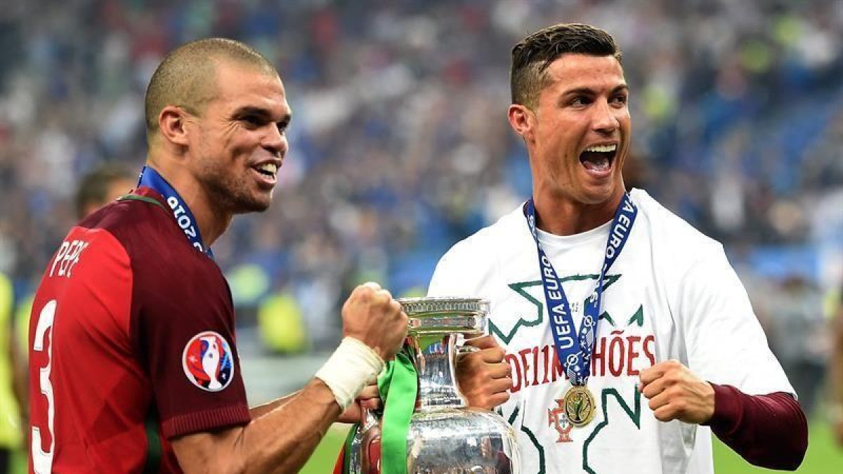 Pepe y Ronaldo con la Copa.-EFE