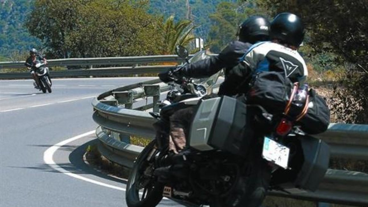 Motoristas circulando por la carretera.-JOAN CASTRO / ICONNA