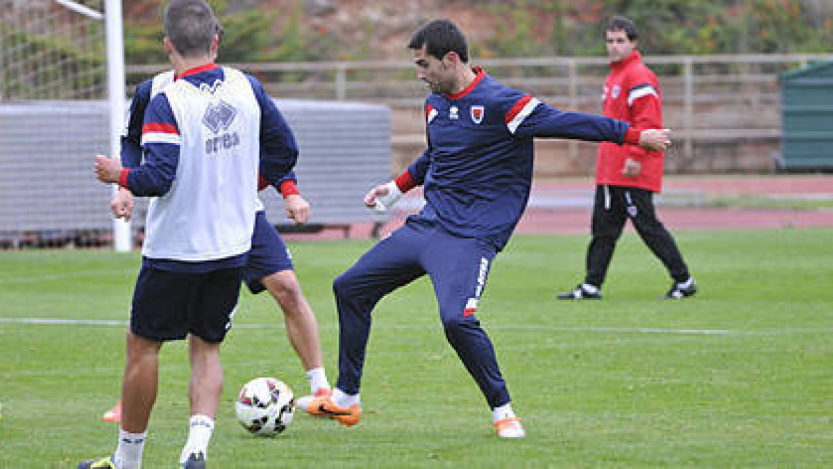 Antonio Tomás en el entreno de ayer en el anexo. / Valentín Guisande-