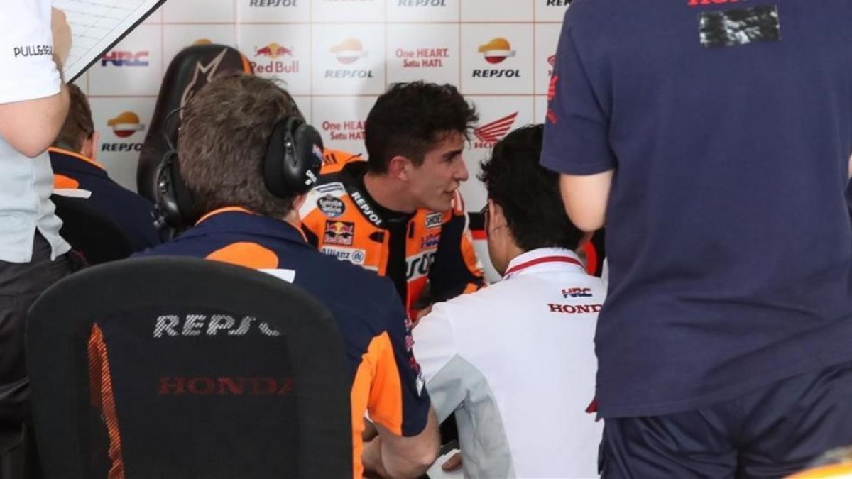 El tricampeón de MotoGP, el catalán Marc Márquez (Honda), conversa hoy con su equipo técnico las sensaciones que le transmite la moto.-ALEJANDRO CERESUELA