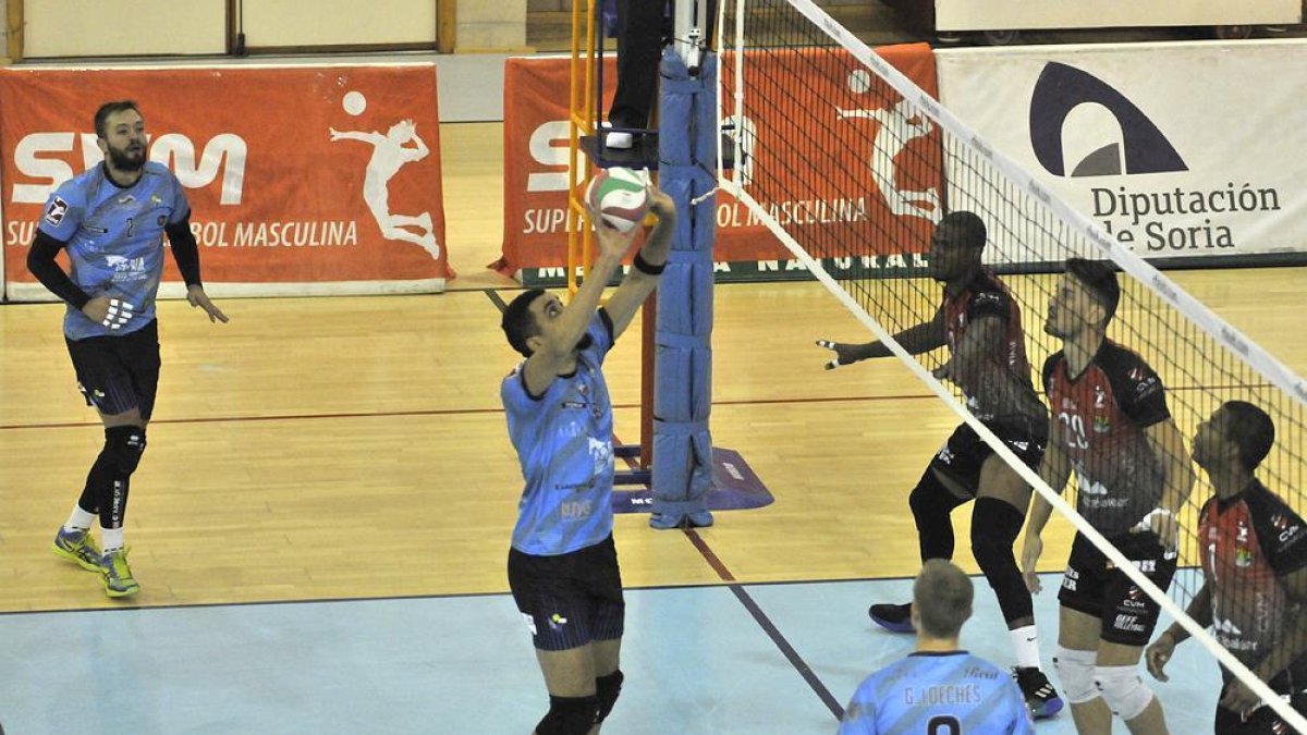 Sevillano remata durante el partido ante el Manacor.-VALENTÍN GUISANDE