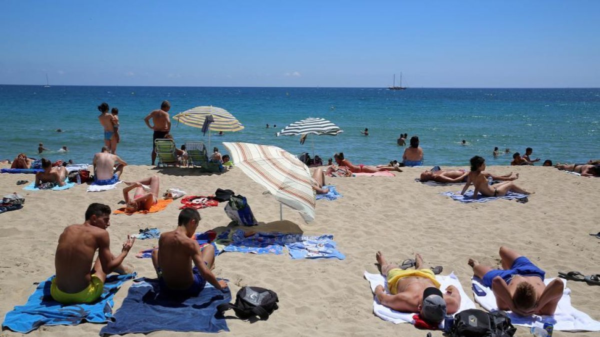 Bañistas en una playa.-RICARD CUGAT