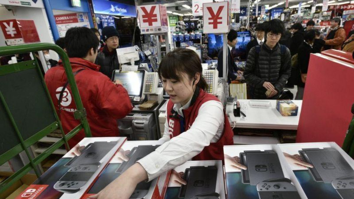 Cajas de la Nintendo Switch, en una tienda de electrónica de Tokio (Japón).-FRANCK ROBICHON / EFE