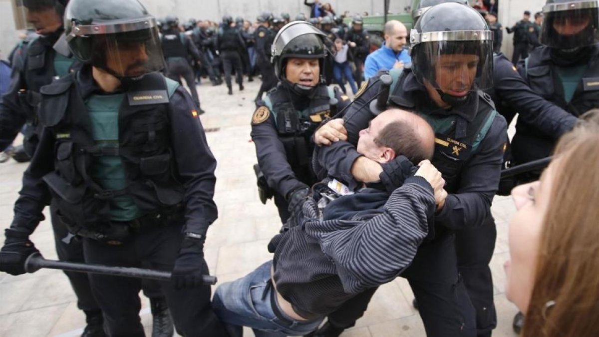 La Guardia Civil intercepta a un manifestante-RAYMOND ROIG