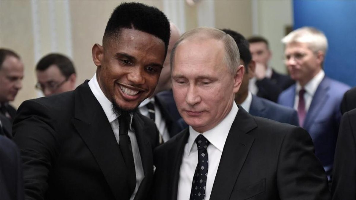 Samuel Etoo con Vladimir Puitn, el pasado diciembre.-/ EFE / ALEXEY NIKOLSKY