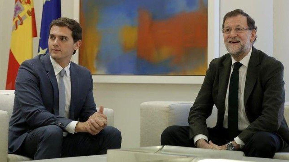 Mariano Rajoy, durante la reunión que mantuvo con Albert Rivera, de Ciudadanos, en el Palacio de la Moncloa.-JOSÉ LUIS ROCA