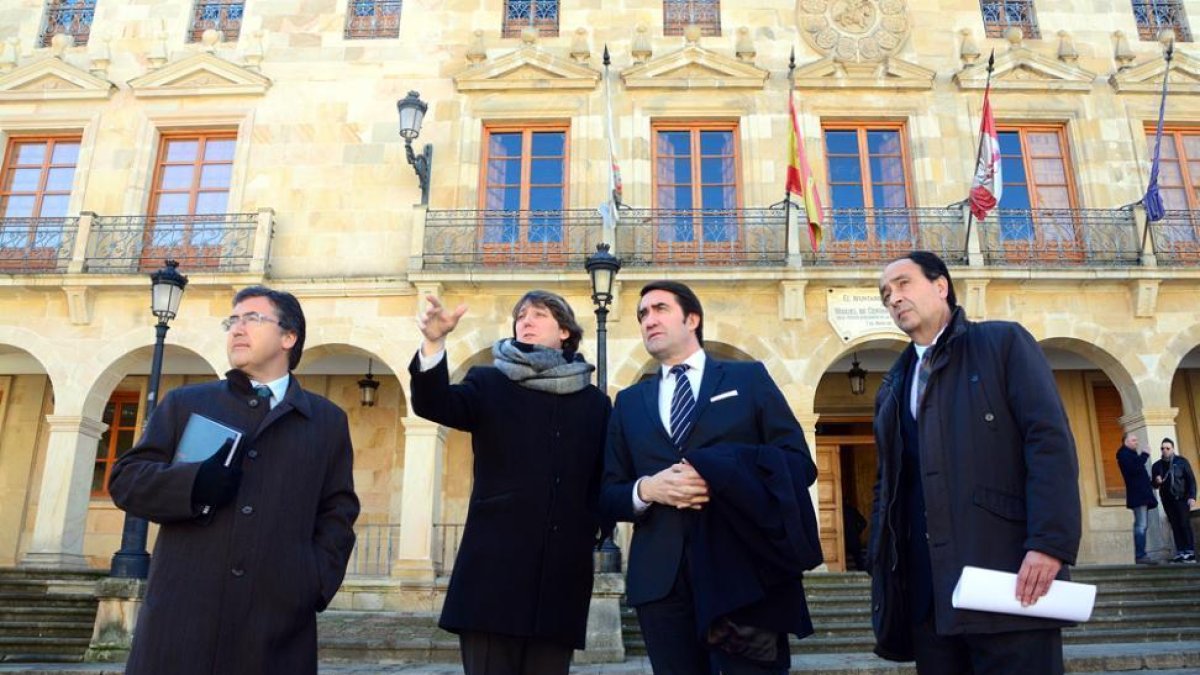 Carlos Martínez Mínguez indica a Juan Carlos Suárez Quiñones frente a la casa consistorial junto a Manuel López Represa.-ÁLVARO MARTÍNEZ
