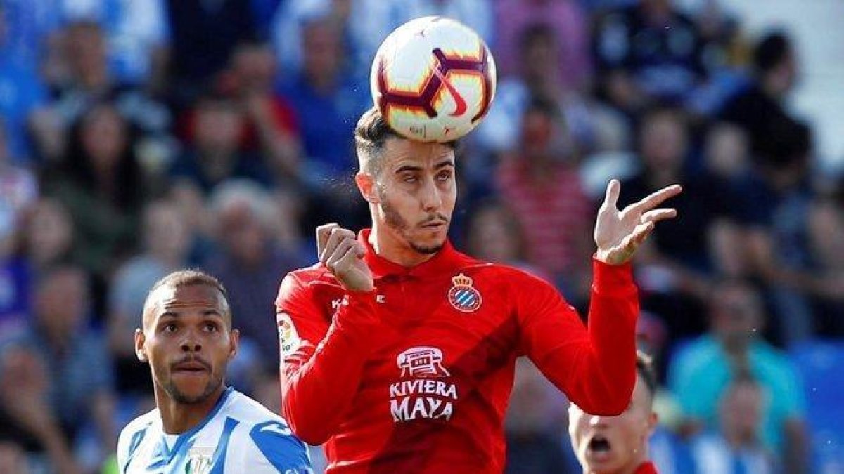 Mario Hermoso cabecea un balón en un partido del Espanyol.-EFE