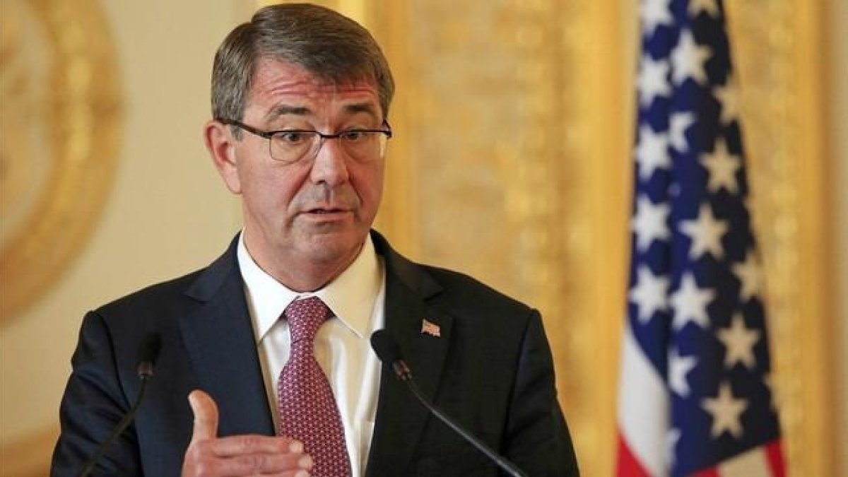 El Secretario de Defensa de EEUU, Ash Carter, durante una rueda de prensa celebrada hoy en Londres.-POOL / REUTERS