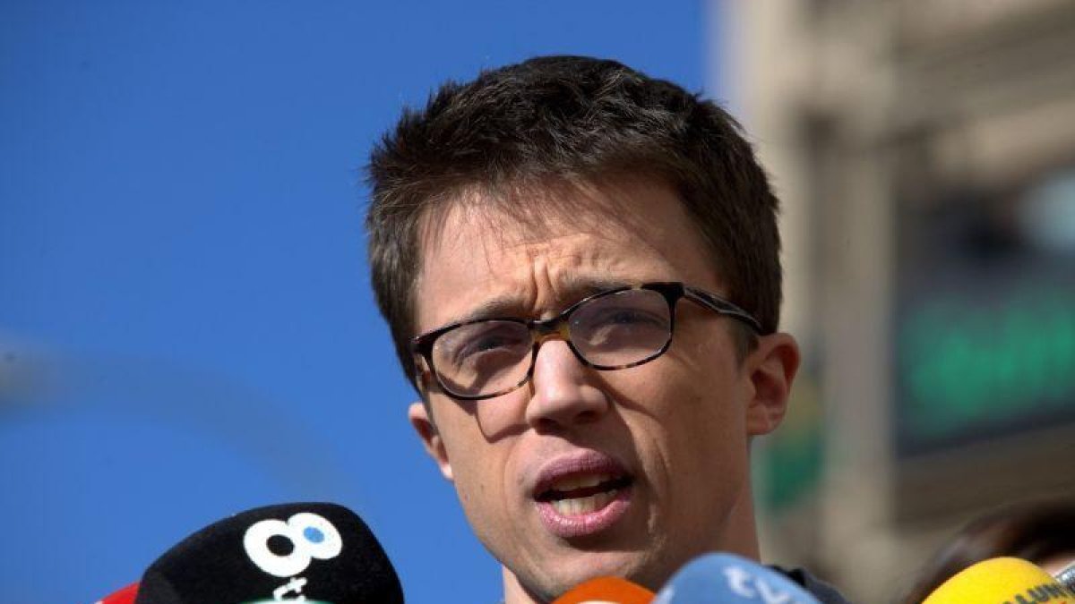 Iñigo Errejón tras la reunión sobre propuestas de documentos políticos, celebrada a puerta cerrada.-DAVID CASTRO