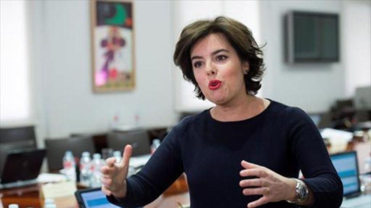 Soraya Sáenz de Santamaría, ayer, tras presidir la reunión de subsecretarios.-EFE / LUCA PIERGIOVANNI