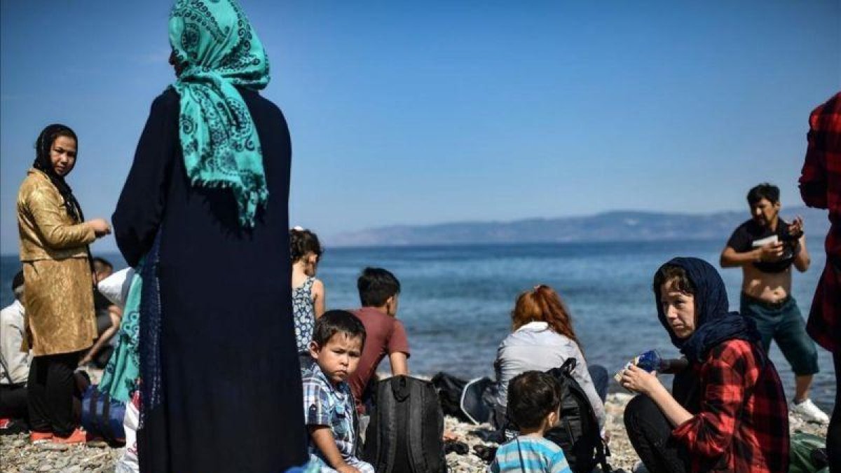Inmigrantes tras haber cruzado el mar Egeo para llegar a Grecia desde Turquía.-ARIS MESSINIS (AFP)
