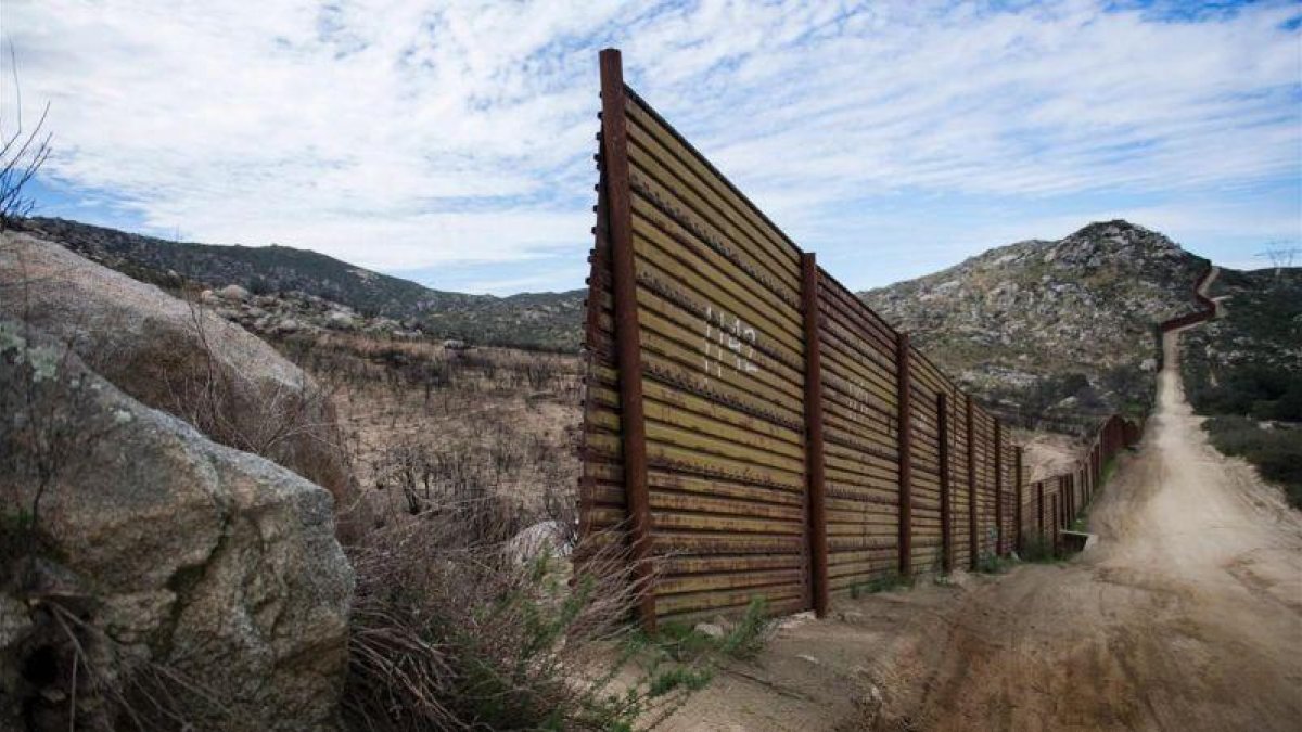 Sección de una barrera fronteriza en la frontera entre México y EEUU, en Tecate (California), el 14 de febrero del 2017.-AFP / JIM WATSON