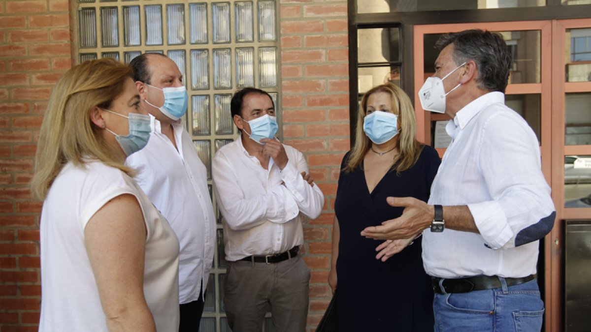 Maria José Jiménez, Pedro Heras, Benito Serrano, Yolanda de Gregorio y Francisco Vázquez a las puertas de la sede del PPen la capital.  LUIS ÁNGEL TEJEDOR