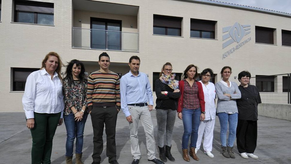 Parte de la plantilla de la residencia de Asovica, ayer a las puertas del centro.-VALENTÍN GUISANDE
