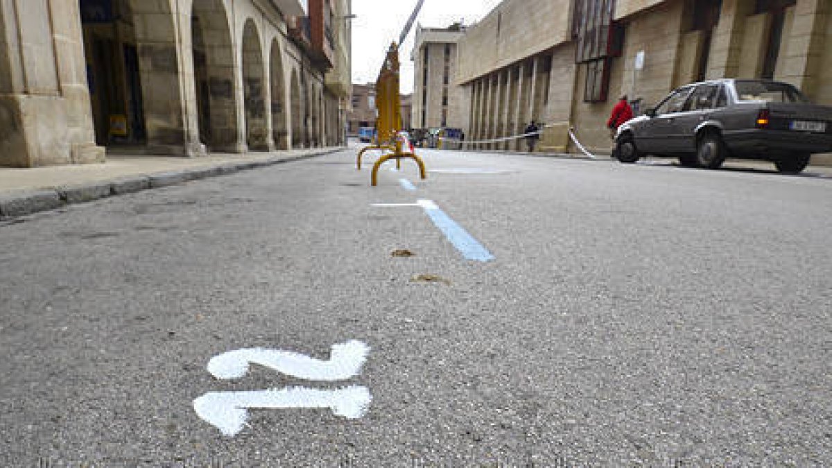 Los servicios técnicos procedieron a marcar ayer los puestos del mercadillo en la calle Sagunto. / ÁLVARO MARTÍNEZ-