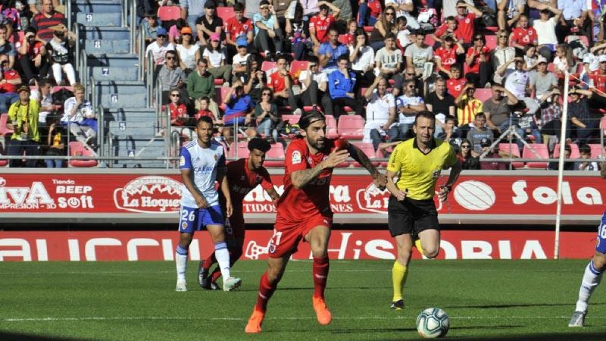 Marc Mateu conduce el balón durante el partido con el Zaragoza, última derrota rojilla.-VALENTÍN GUISANDE