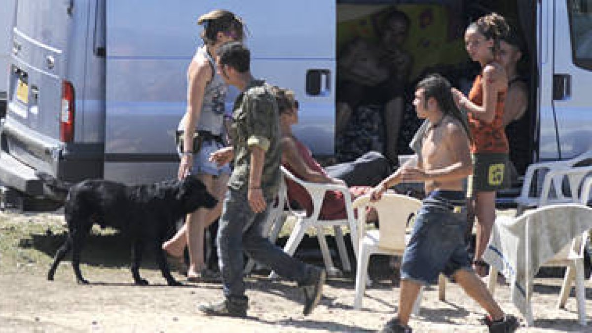 La suciedad que dejaron los ‘ravers’ en Pinar Grande supuso un gasto de 3.600 euros. / VALENTÍN GUISANDE-